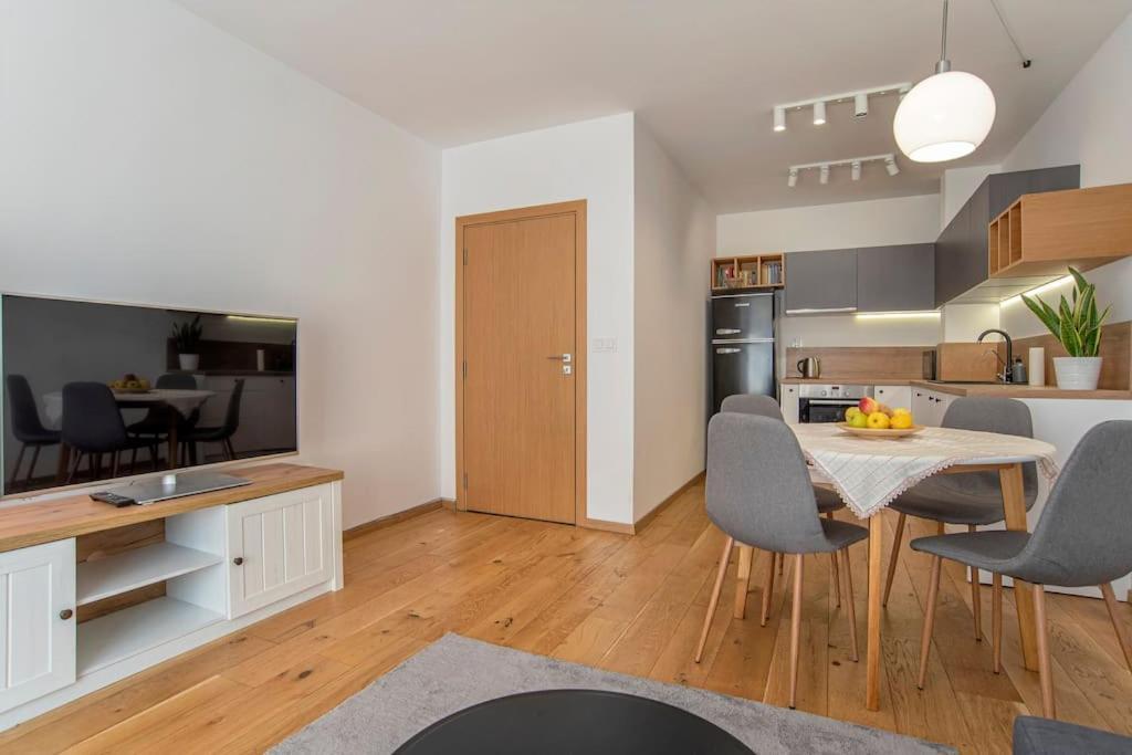 Designed In With Parking Appartement
